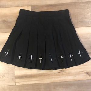 078  X M M  MINI SKORT   WHITE CROSSES PLEATED  SZ 5